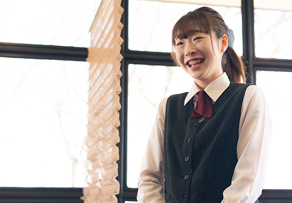 レストランホールスタッフ　菅野さん