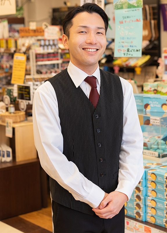 レストランホールスタッフ・ショップスタッフ　佐藤さん