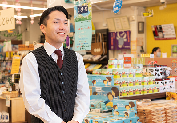 レストランホールスタッフ・ショップスタッフ　佐藤さん